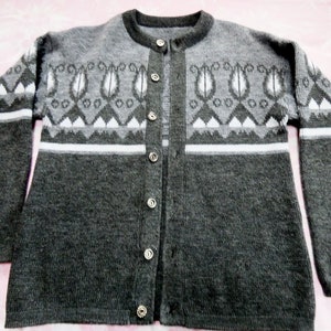 Size  M-L Sweater Mens Vintage Cardigan/Sweater Sheep Wool Retro Pattern Thick Warm Knitwear