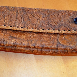 Cartera de cuero vintage grande hecha a mano Cartera de cuero con relieve estonio Cartera de cuero repujado unisex Bolso de mano vintage soviético