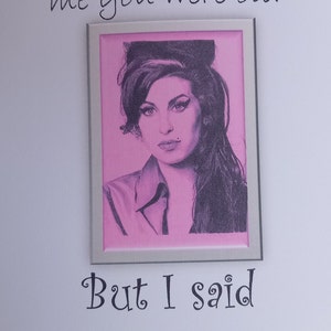 Biglietto di auguri di compleanno di Amy Winehouse. L'immagine è tratta dal mio disegno originale a matita su Amy Winehouse. Divertente biglietto di auguri di Amy Winehouse.