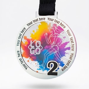 Può includere: Medaglia d'argento con nastro nero. La medaglia presenta la silhouette di un corridore su uno sfondo colorato di giallo, rosa e blu. Il numero "2" è visualizzato in basso. Il testo "Your text here" è stampato attorno al bordo della medaglia.