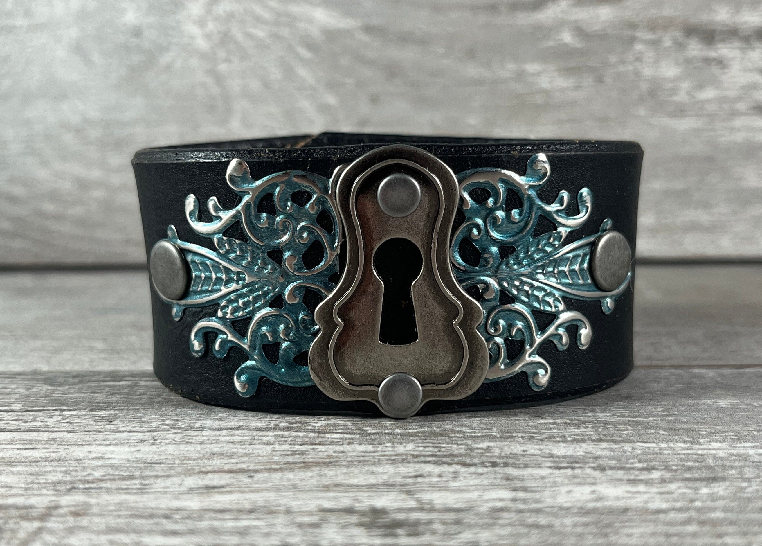 海外から輸入 With Bracelet Cuff Leather Silver Escutcheon Hole Key Tone アクセサリー