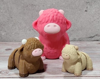 Vaca de las Tierras Altas: Juguete articulado impreso en 3D con forma de varita y llavero opcional, en colores rosa San Valentín y natural.