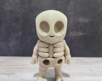 Juguete esqueleto alienígena diminuto: compañero de escritorio articulado impreso en 3D, llavero opcional.