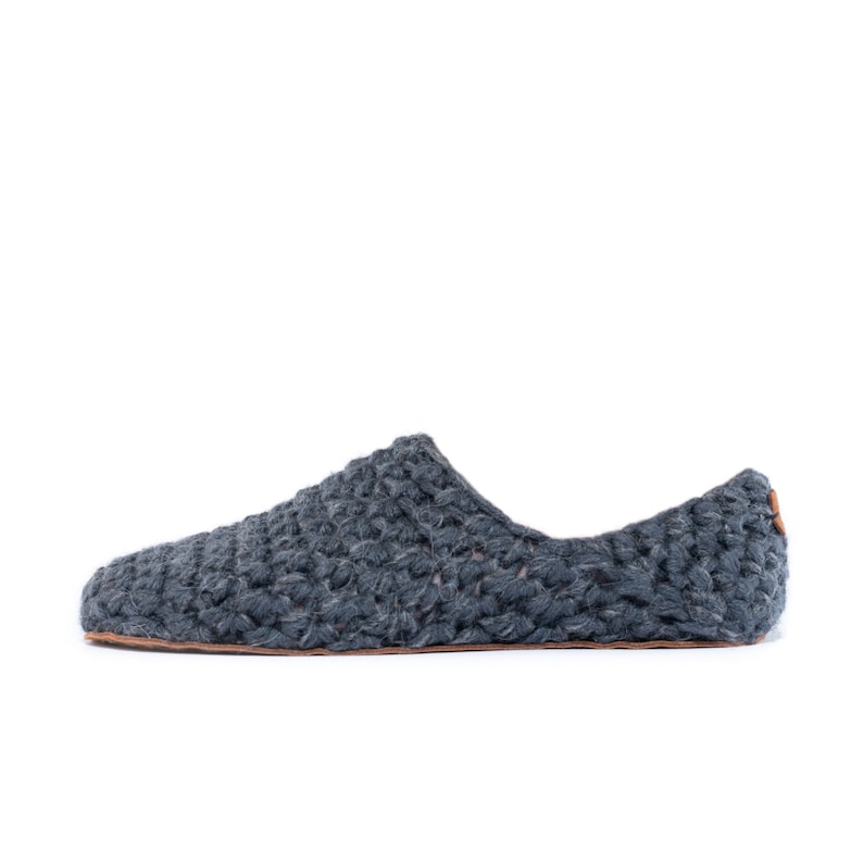 Zapatillas de lana de bambú BESTSELLER en color carbón. El calzado descalzo más acogedor para interiores. Hecho a mano con lana de calidad para mayor transpirabilidad. Charcoal Gray