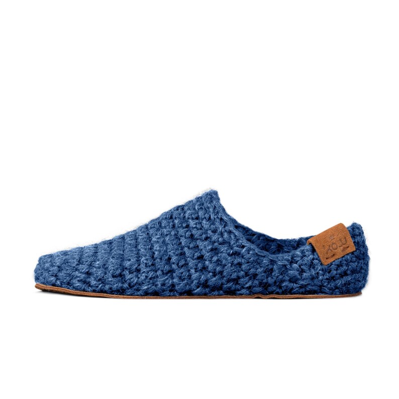 Peut inclure: Une pantoufle bleue avec un motif tiss&eacute; textur&eacute;. La pantoufle a un bout arrondi et une petite &eacute;tiquette en cuir marron sur le talon. La semelle est de couleur marron clair.