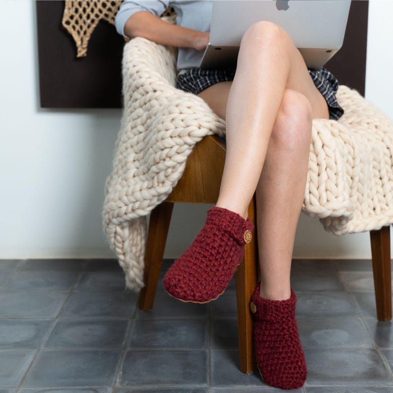 Hand-Crocheted Wool Slipper Socks with Leather Soles, Cozy Winter Comfort bild 12