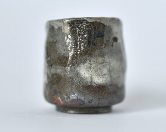 Handgemaakte Raku Pottery Sake Cup met koperglans, grijze en oranje tinten
