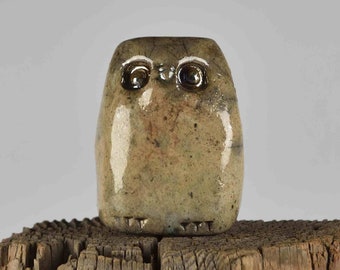 Handgemaakt raku-keramisch uilbeeldje, craquelé glazuur