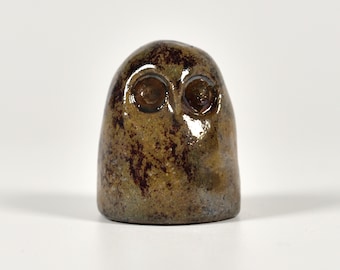 Raku-aardewerk uilbeeldje, olijfbruine keramische sculptuur