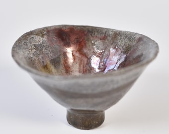 Handgemaakte raku chawan: parelglans, koperen vlekken, craquelé glazuur