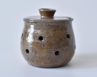 Handgemaakte raku-knoflookhouder – lichtbruine keramische container met ventilatie