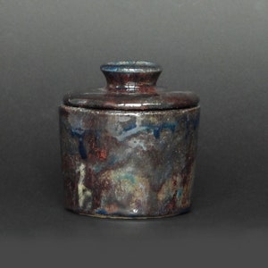 Raku pottery container with a lid. image 1