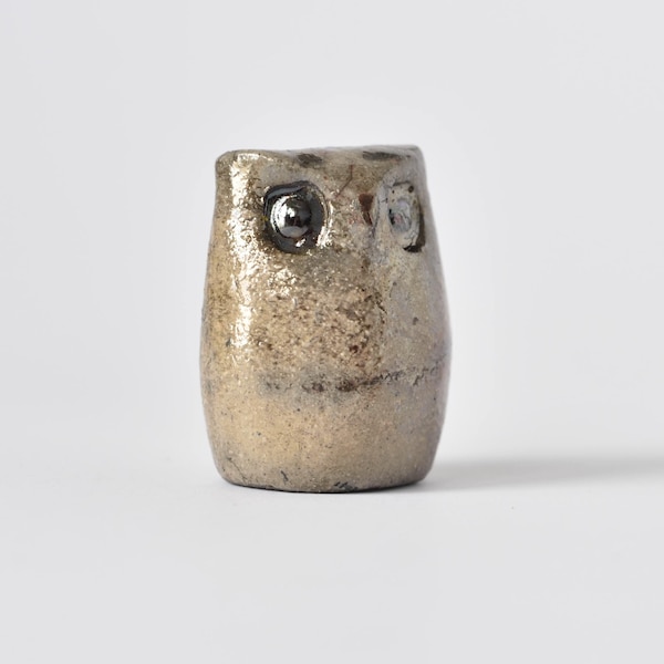 Pequeña figura de búho pecoso de cerámica Raku con lustres. El mochuelo pequeño. Escultura de cerámica