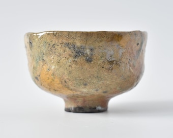 Handgemaakt raku-aardewerk Chawan, craquelé glazuur, zilverglans
