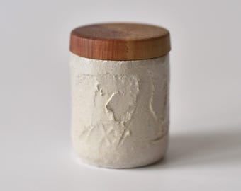 Kleine keramische container met gedraaid kersenhouten deksel – handgemaakte op Raku geïnspireerde voorraadpot