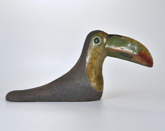 Raku-aardewerk toekanbeeldje, donkergrijze keramische vogelsculptuur