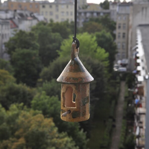 Mangeoire pour petits oiseaux en poterie raku avec fenêtres gothiques. Beige-jaune avec du vert. Mangeoire à oiseaux suspendue.