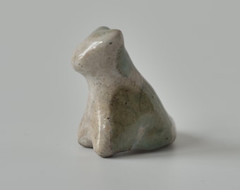 Raku aardewerk kattenbeeldje, handgemaakte keramische sculptuur
