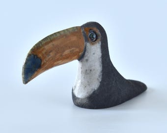 Keramische toekansculptuur Raku, donkergrijs vogelbeeldje met oranje snavel