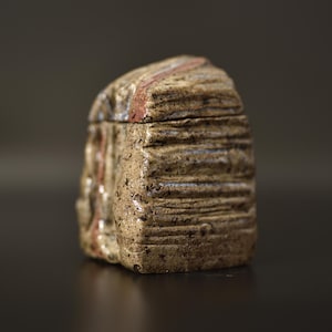 Klein raku-potje met deksel, bruinrood keramisch potje met groen deksel, handgemaakte bewaardoos, keuken- of sculpturaal object.