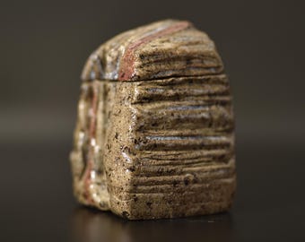 Tarro pequeño de cerámica Raku con tapa, recipiente de cerámica marrón rojiza con tapa verde, caja de recuerdos hecha a mano, objeto de cocina o escultórico.
