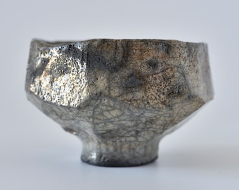 Raku grijze chawan met gouden flitsen en craquelé