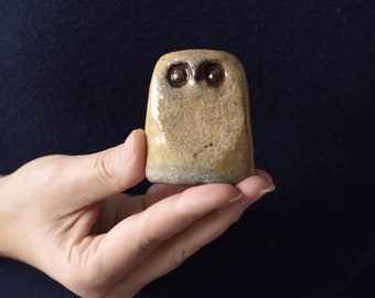 Handgemaakt raku-keramisch uilbeeldje: koperen ogen, bruin craquelé
