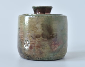 Raku keramische Franse botervloot in groen en turkoois. Handgemaakte boterpot