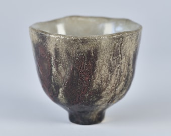 Handgemaakte raku-aardewerk Chawan-theekom met Kintsugi-reparatie