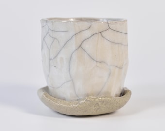 Handgemaakte raku-keramische plantenbak met schotel, craquelé-effect