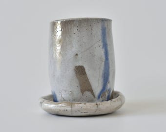 Handgemaakte raku-aardewerk plantenbak met schotel, blauwe uitstrijkjes