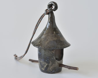 Handgemaakte raku keramische vogelvoederbak – bruin-olijfbeige hangende voederbak voor kleine vogels – uniek. (Verzending naar de VS tijdelijk opgeschort).