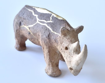 Keramische neushoornsculptuur Kintsugi – handgemaakt raku-aardewerkbeeldje