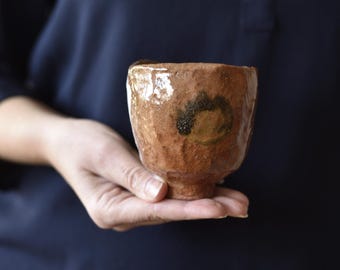 Handgemaakte raku-theekom – oranjebruine chawan, decor Wabi-Sabi