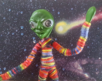 Ein grüner Alien mit großen Augen, hässliche und charmante Puppe, Modellierkreatur