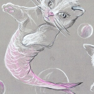 Pode incluir: Um gatinho branco com uma cauda de peixe rosa nada atrav&eacute;s de um campo de bolhas. O gatinho tem uma express&atilde;o de surpresa no rosto.