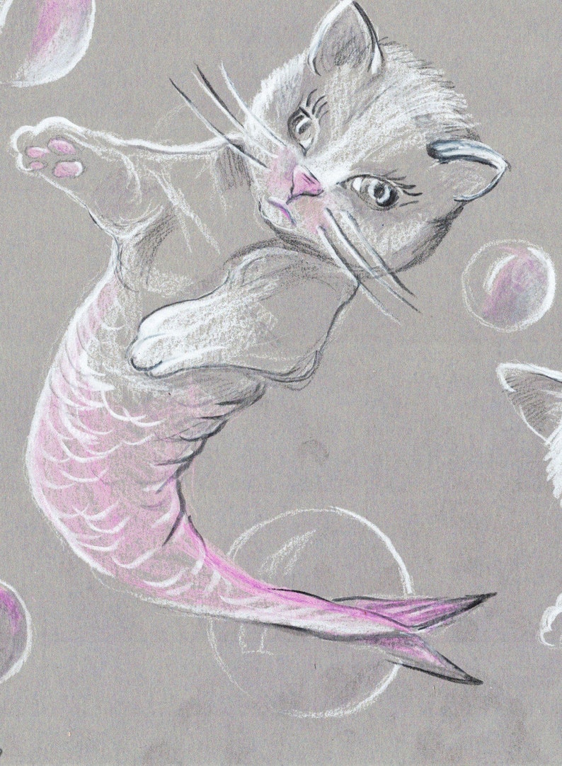 Pode incluir: Um gatinho branco com uma cauda de peixe rosa nada atrav&eacute;s de um campo de bolhas. O gatinho tem uma express&atilde;o de surpresa no rosto.