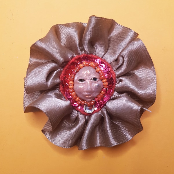 Étrange broche babouchka dans un mouchoir. moche et mignonne broche brodée