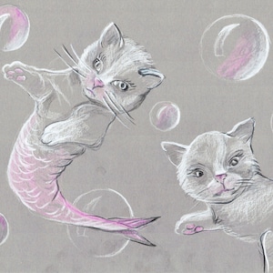 Pode incluir: Uma ilustra&ccedil;&atilde;o caprichosa de dois gatinhos brancos, um com uma cauda de peixe rosa, cercados por bolhas cor-de-rosa. Os gatinhos t&ecirc;m express&otilde;es brincalhonas e s&atilde;o desenhados em um estilo suave e delicado.
