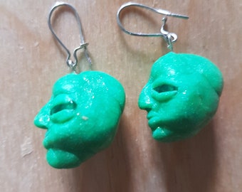 grüne Aliens seltsame und süße Puppenkopf Ohrringe