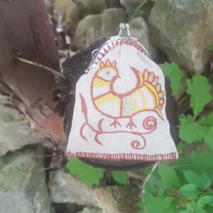 Encanto eslavo: cartera de lino hecha a mano con motivo de pájaros de inspiración popular