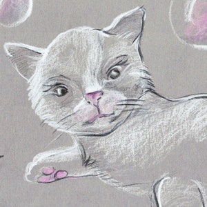 Pode incluir: Um gatinho branco com nariz e patas cor-de-rosa, desenhado com giz branco sobre um fundo cinza.