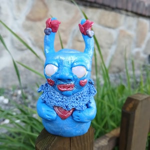 Estatueta de monstro azul feita à mão com olhos de vidro – Brinquedo de arte fofo e assustador – 8 cm de altura