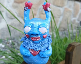 Handgefertigtes blaues Monster mit Glasaugen - gruseliges Kunstspielzeug - 8 cm hoch