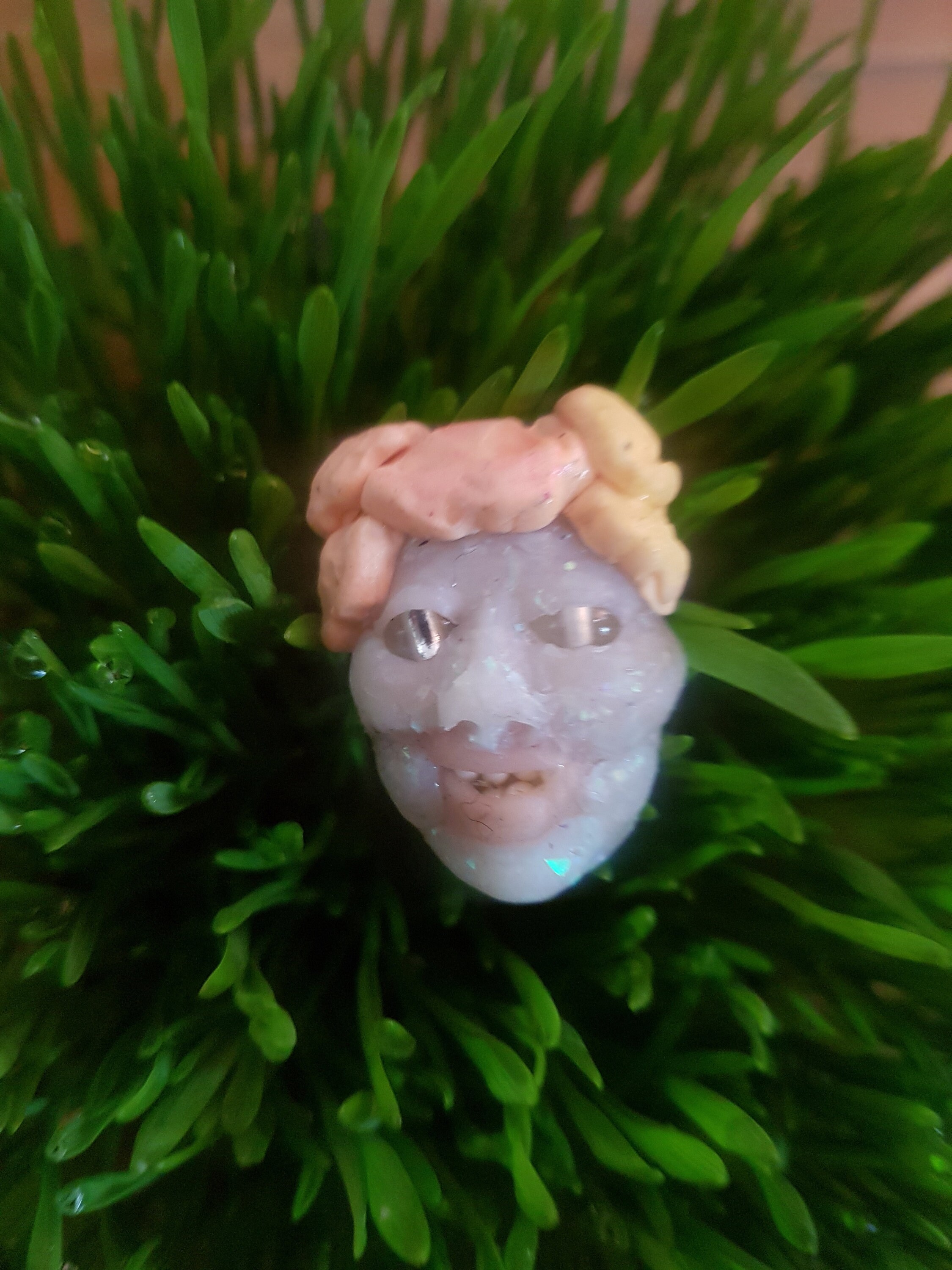 feo y lindo, alienígena gris con ojos grandes y una corona de floretes