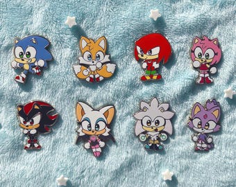 Spille smaltate in stile chibi con ricci e amici