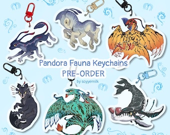 Pode incluir: Seis porta-chaves de acrílico com ilustrações de criaturas fictícias de Pandora, incluindo um hexápode azul, um predador alado laranja e um animal aquático escuro. O texto diz Pandora Fauna Keychains PRE-ORDER by soyyemilk.