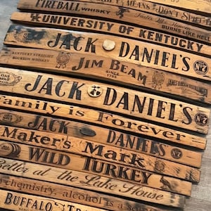Gepersonaliseerde muurkunst familienaambord | Gegraveerde staaf van Tennessee Whiskey Barrel | Housewarming Jonggehuwde Uniek cadeau Rustiek huisdecor