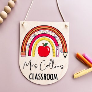 Personalisiertes Lehrer Geschenk - Regenbogen Namensschild - Lehrer Namensschild - Klassenzimmer Dekor - Geschenk für LehrerInnen