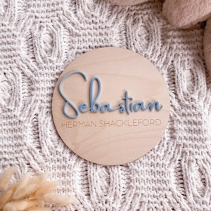 Placa de madera y acrílico personalizada para anunciar un nacimiento.